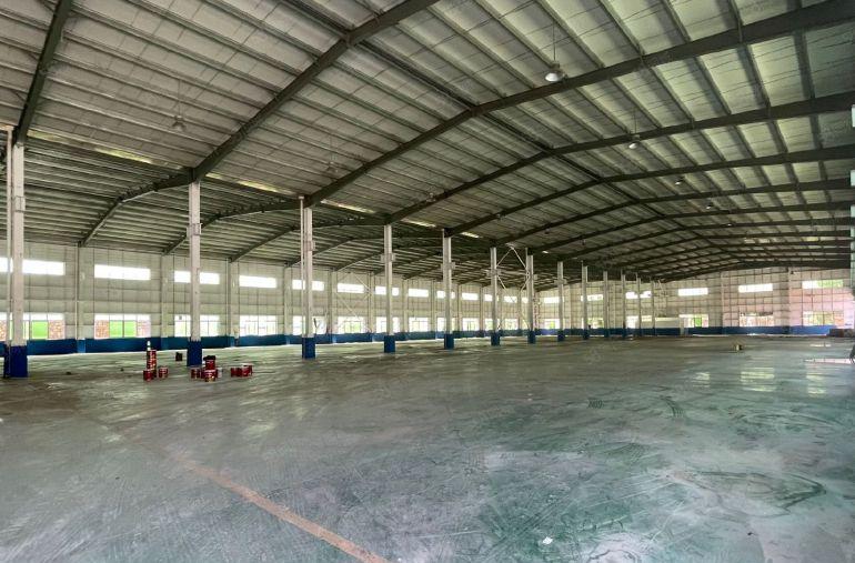 独门独院单一层钢构10米7400平，有独立办公室宿舍等空地大