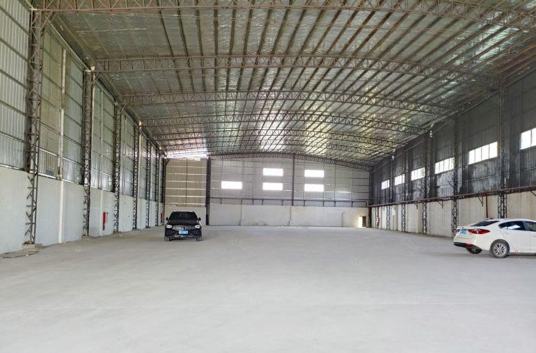 寮步新出10米高钢构低价出租，带现成航车，办公室，周边无居民