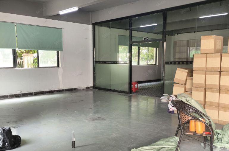 寮步镇高速路口边二层独院厂房仓库出租，带豪华精装修，超大空地