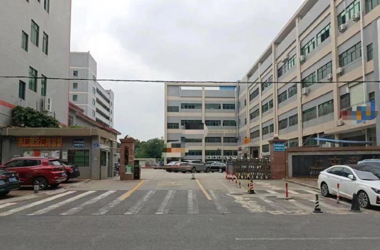 特价出租凫山村新出标准厂房三楼1600方，水电齐全，