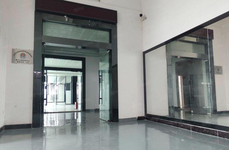 寮步全新园区楼上1950平方厂房出租，现成豪华装修，水电齐全