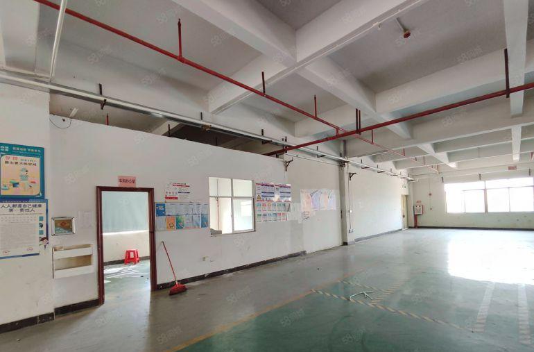 寮步楼上2500平方厂房出租，车间现成地坪漆，实际面积出租