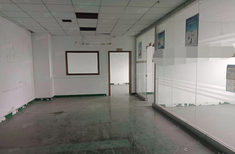 凤岗浸校塘原房东厂房三楼3500平出租，带办公室装修现成水电