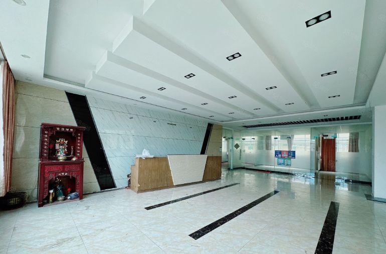 凤岗镇天堂围厂房招租，三楼2000平整层厂房，精装修出租