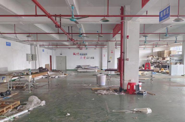 凤岗靠近清溪楼上1300平带现成装修厂房低价出租 适合各行业