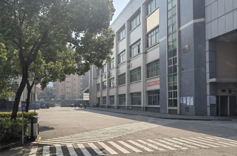 凤岗镇 官井头 小布工业区 带精装修3楼1000平方厂房出租