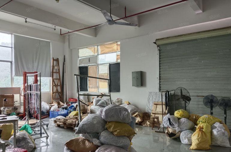 凤岗油甘埔原房东带办公室装修标准厂房四楼500平出租现成水电