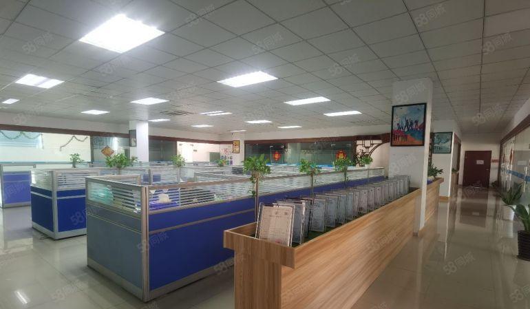 凤岗五联靠深圳新出楼上1800平带装修厂房仓库出租，交通便利