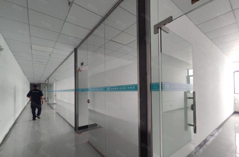 凤岗官井头高速口楼上3000平现成装修，3部3吨货梯大小分租