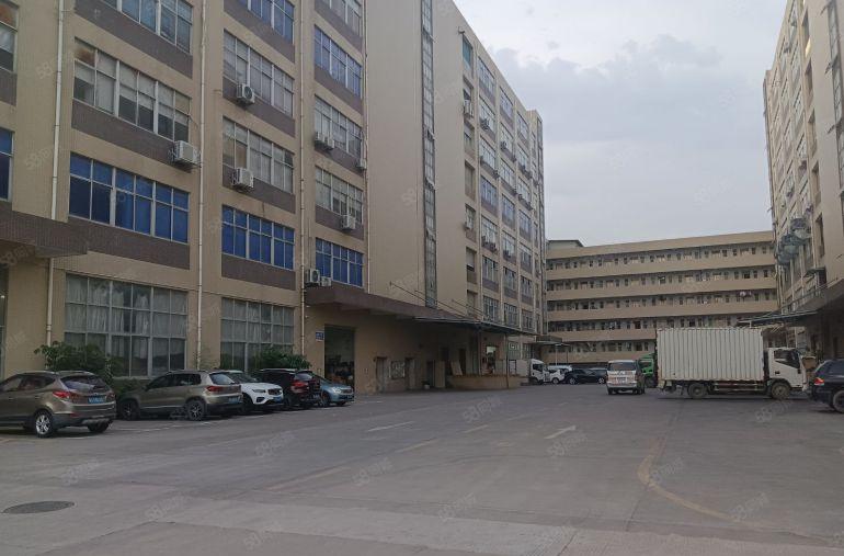 凤岗浸校塘新出带办公室装修标准厂房二楼2000平出租现成水电