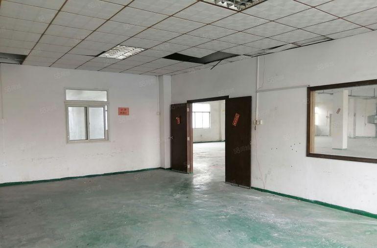 凤岗五联原房东带办公室装修标准厂房三楼500平出租，现成水电