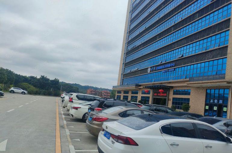 即将空出独栋厂房每层3500平方米）带豪华装修一楼厂房带行车