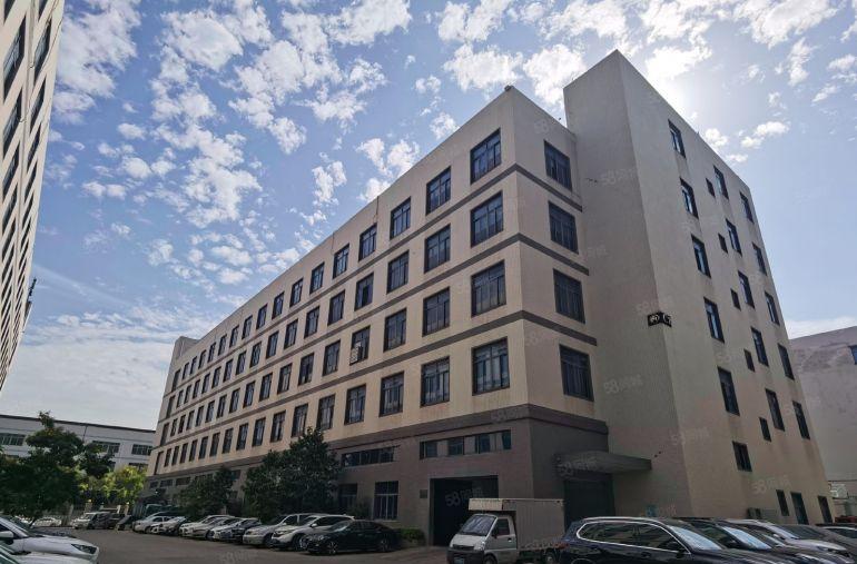 凤岗原房东出租，水电全通可重工2500平，配备两部三吨电梯