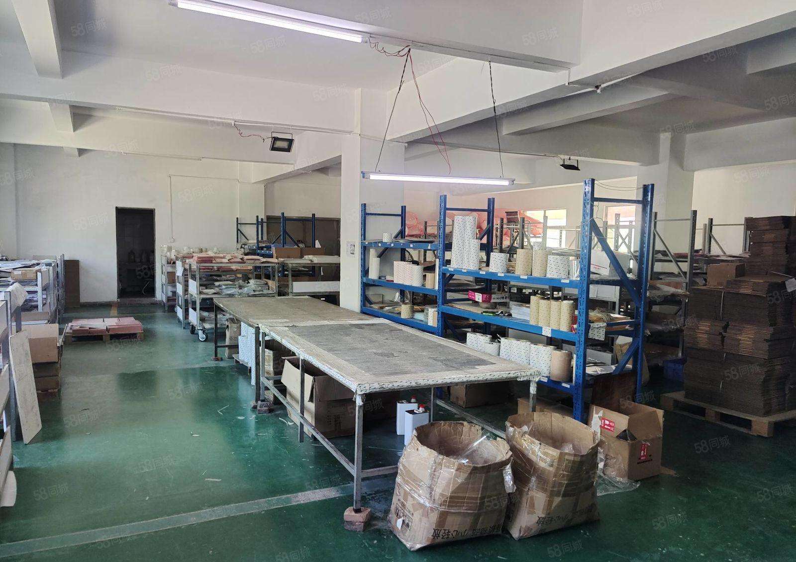 凤岗镇竹塘整层600平方两吨电梯办公室水电齐全适合电子小加工