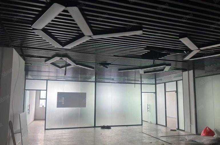 凤岗镇雁田红本原房东标准厂房二楼全新精装修办公室低价出租