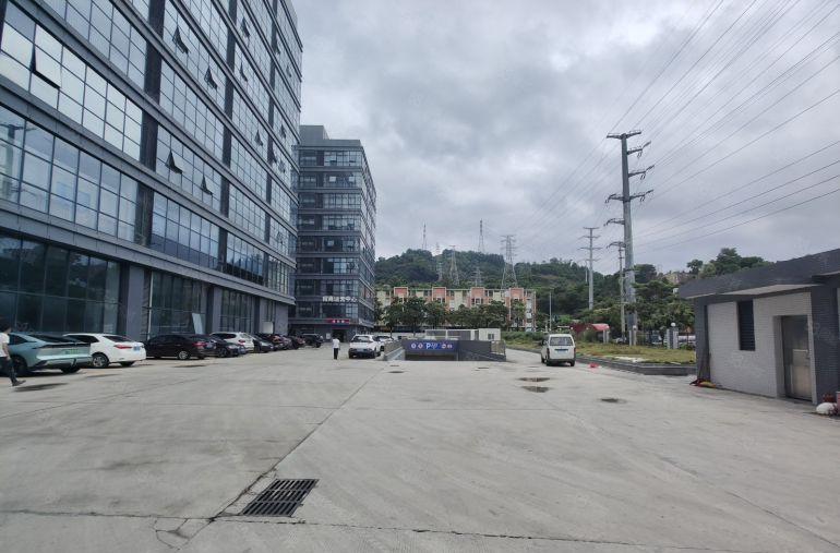 凤岗镇原房东花园式园区楼上650平方，大路边交通方便。