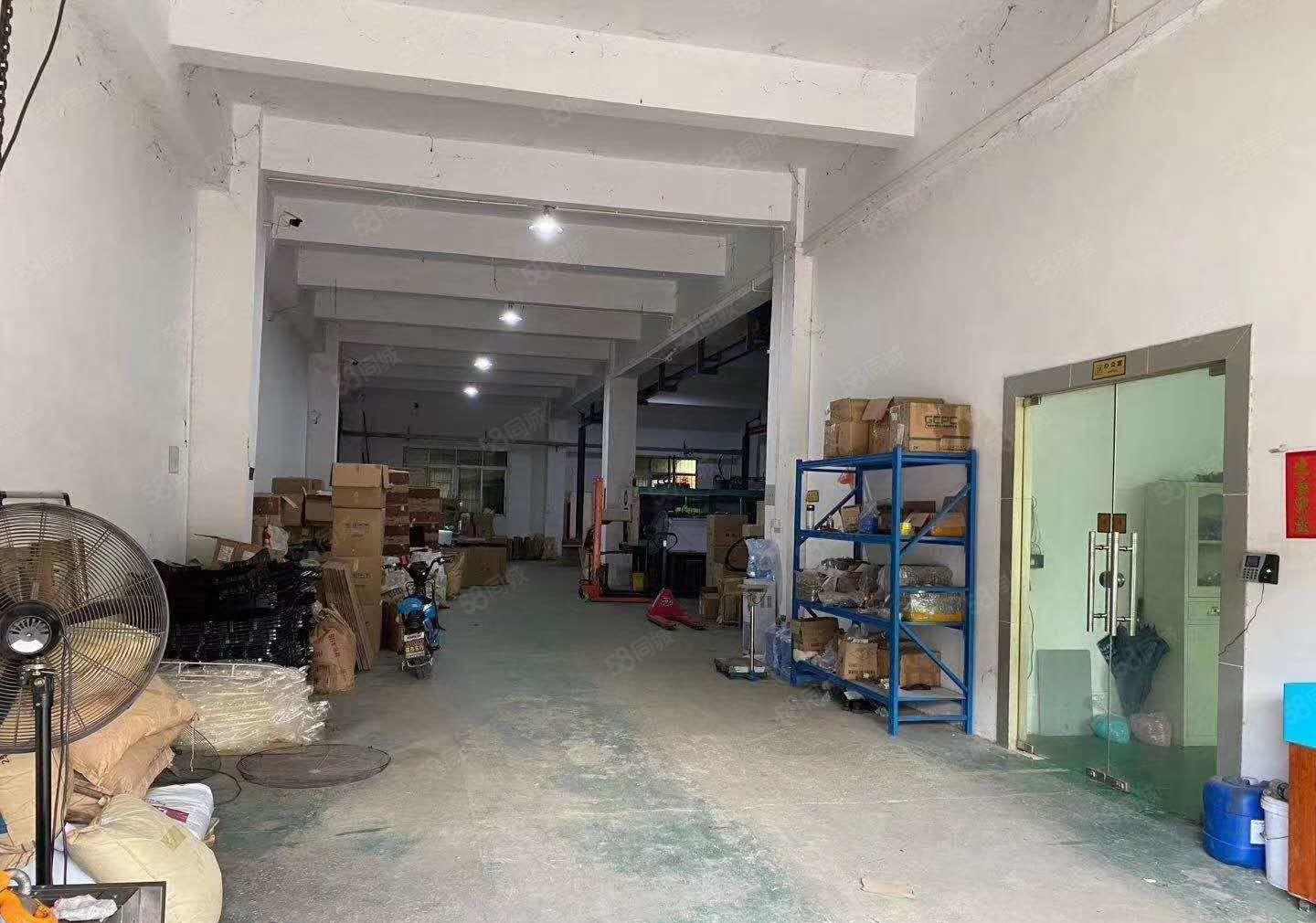 凤岗新出一楼500平方仓库出租,可分租，临街靠路边，水电齐全