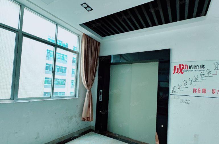 凤岗镇天堂围厂房招租，三楼2000平整层厂房，精装修出租