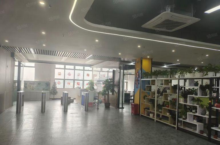 凤岗原房东出租，水电全通可重工2500平，配备两部三吨电梯