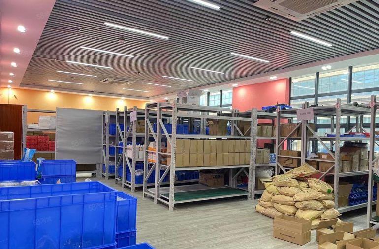 凤岗五联靠平湖新出楼上2000平带精装修厂房出租拎包生产