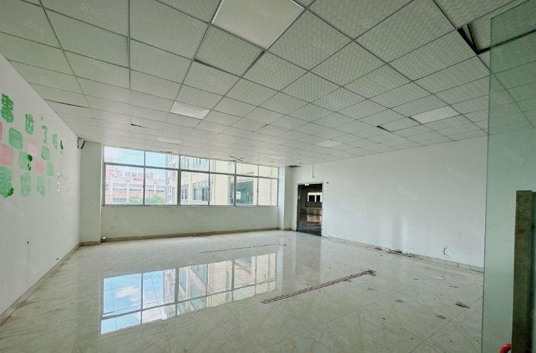 凤岗镇天堂围厂房招租，三楼2000平整层厂房，精装修出租