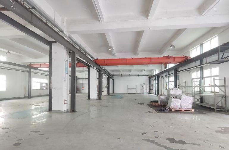 凤岗独院一楼带行车1000平仓库厂房出租，水电齐全可进大车