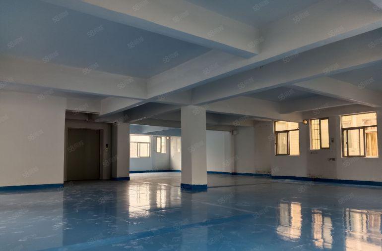 凤岗镇中心楼上厂房500平出租，有地坪漆消防喷淋，四面采光