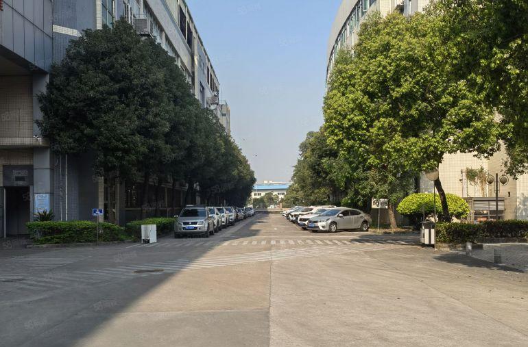 凤岗镇 官井头 小布工业区 带精装修3楼1000平方厂房出租