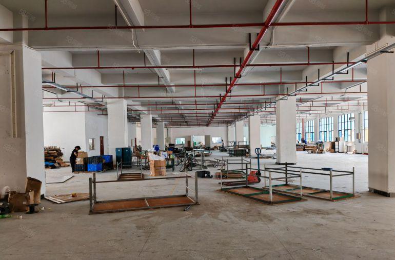 凤岗官井头原房东厂房仓库出租3000平可分租两部三吨货梯