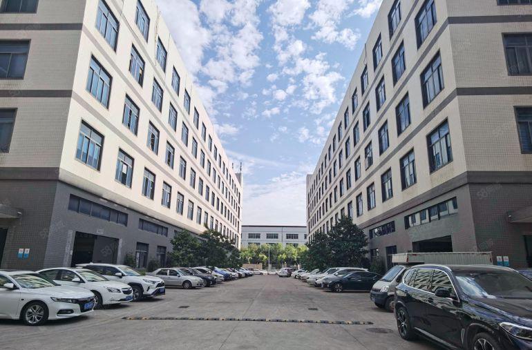 凤岗原房东出租，水电全通可重工2500平，配备两部三吨电梯