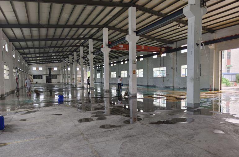 万江新出单一层小独院2000平厂房出租，滴水9米，水电齐全