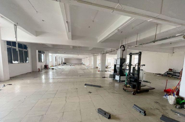 万江新村三楼与四楼各1450平出租可分租有现成办公室水电齐全