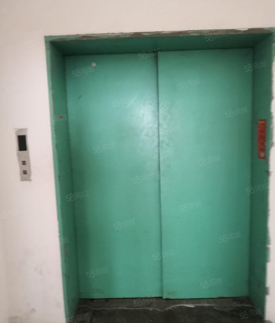 万江新出楼上厂房，总面积4000平方，有宿舍一栋按需