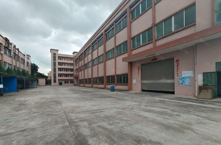 原房东独门独院厂房低价出租，空地大，货柜车进出方便，可办环评