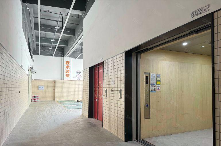 全新2700方实际面积30000元月水电不加收