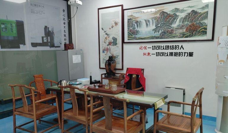 大朗松木山原房东标准厂房一楼出租，现成装修，带行车