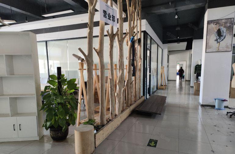 大朗佛新村现空出1200平精装修厂房，适合服装，电商电子贸易