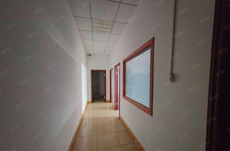 大朗镇新马莲标准一楼厂房1500，交通方便，园区空地大