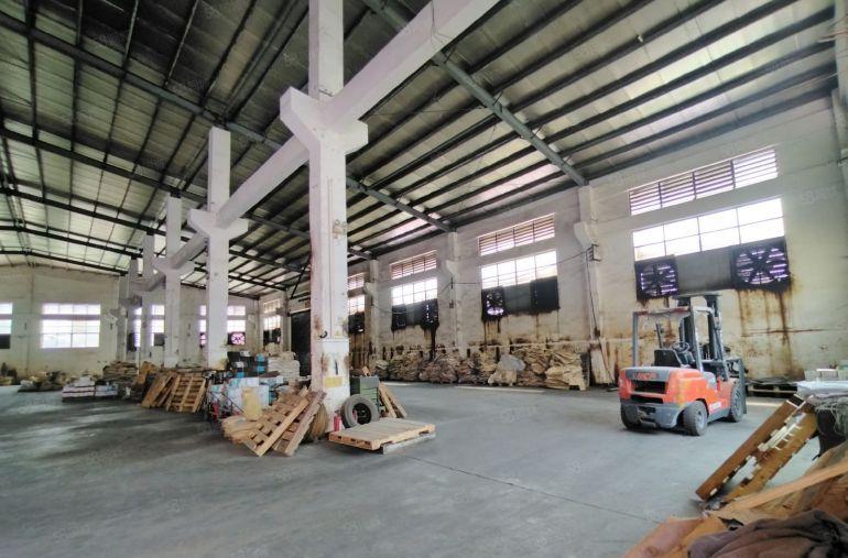 大朗镇新马莲路口单一层独院1800方出租，地段好，易招工实惠