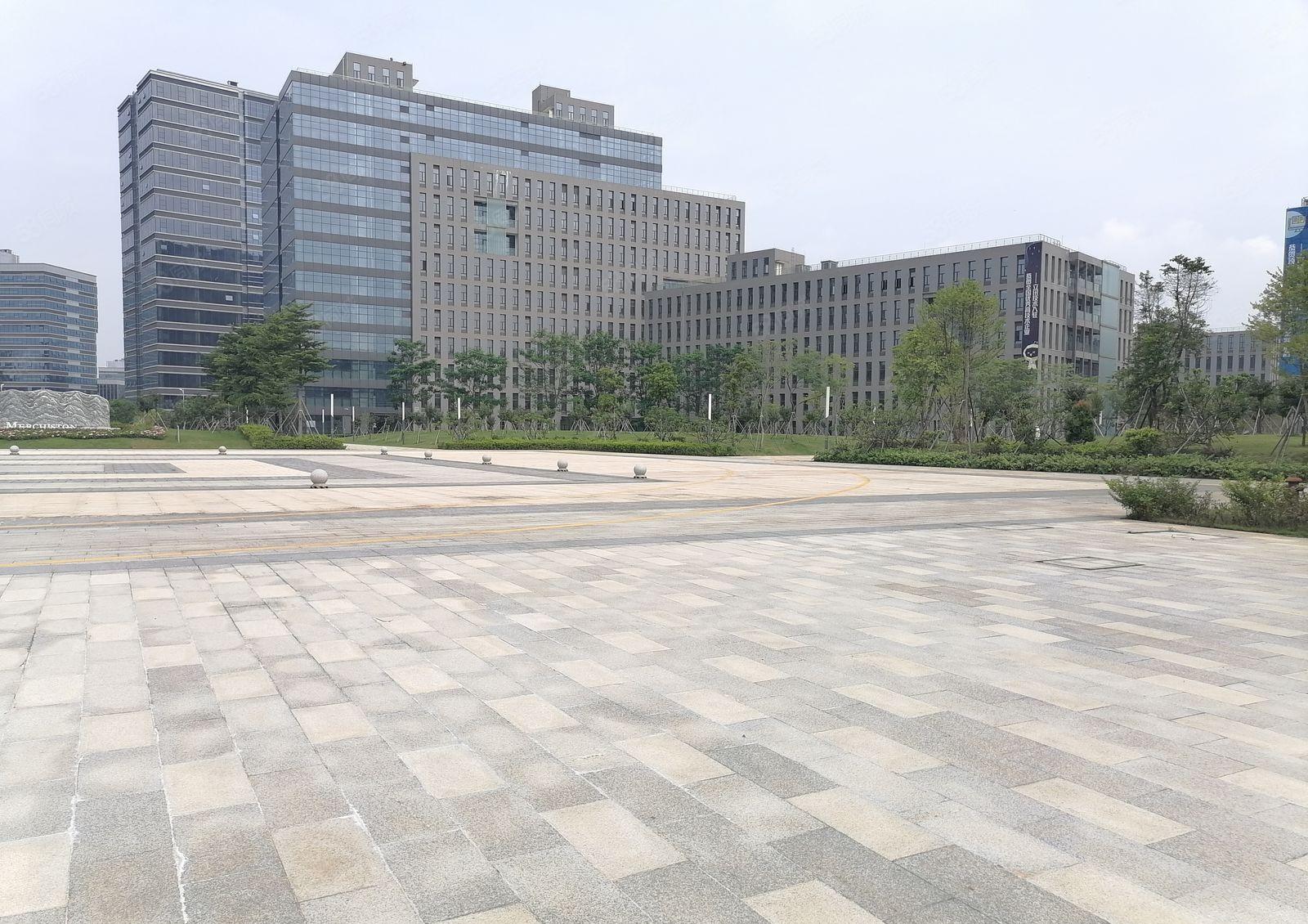 松山湖全新综合楼招商，可以申请高新补贴，靠近深圳，交通便利。