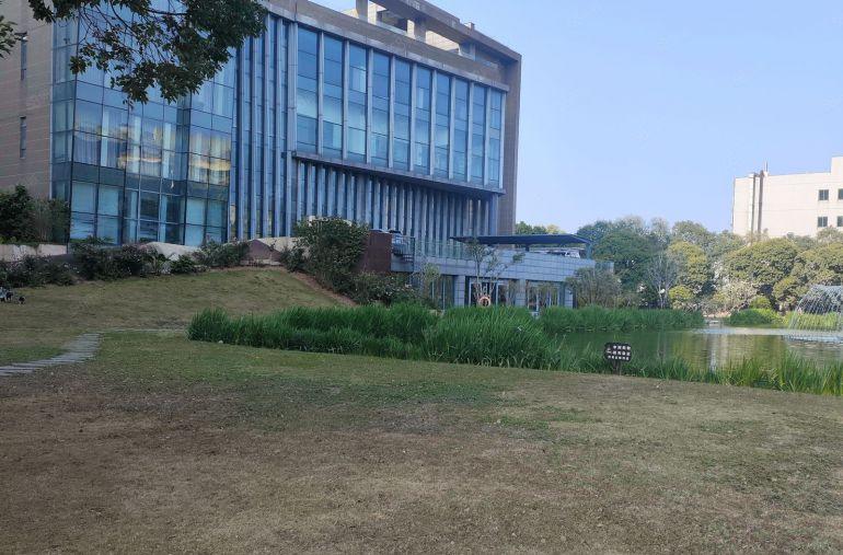 松山湖开发商园区楼上分租，现成装修水电齐全，层高6米特价急租