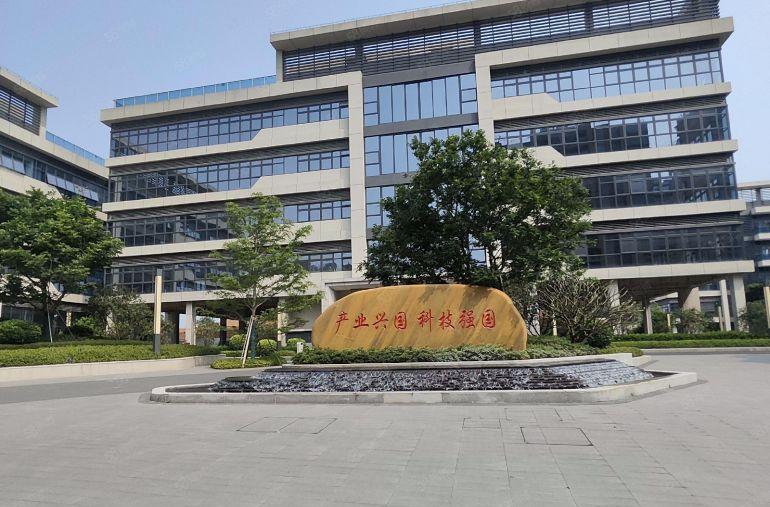 松山湖花园式独栋厂房。带3吨货梯，消防喷淋，可生产研发办公