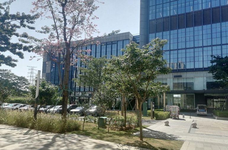 松山湖原房东28万平厂房出租，大小可分环境优美，形象好