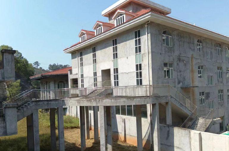 独门独院大别墅，后有登山道，可签年限长，不限行业