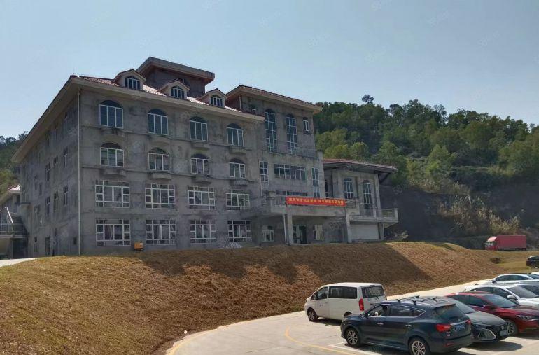 独门独院大别墅，后有登山道，可签年限长，不限行业