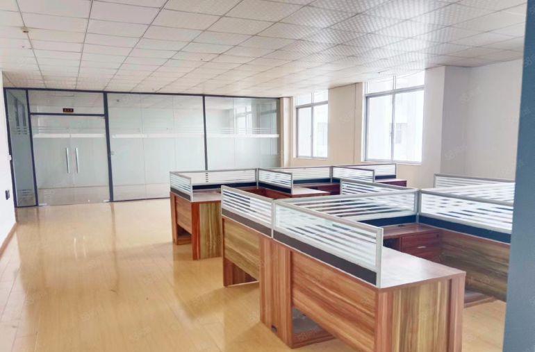 带精装修办公室的厂房，适合办公人群多的企业，大园区环境好