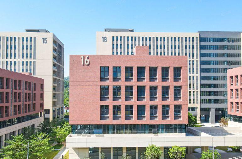 全新高标厂房出租，学院派建筑，配套齐全，可办环评，价格公道