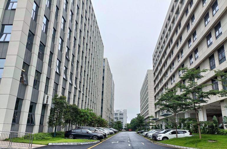 黄江临深公常路旁带装修一二楼各2000平厂房仓库出租，水电齐