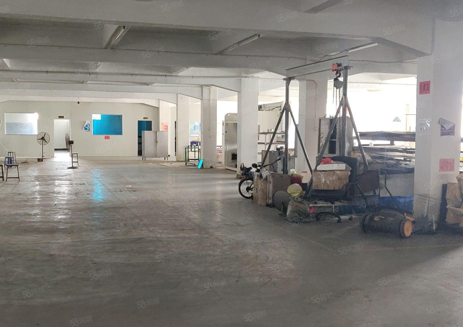 黄江高速路口附近厂房一楼2400平方出租，内有装修办公室