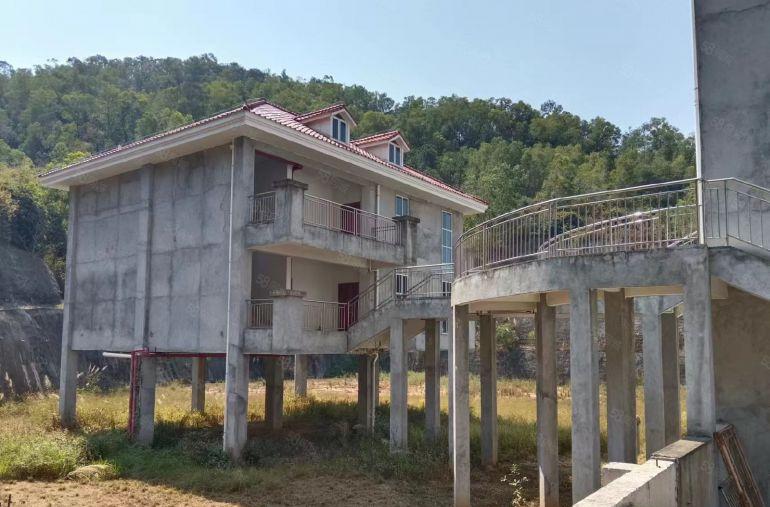 独门独院大别墅，后有登山道，可签年限长，不限行业